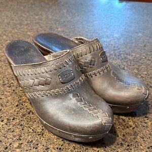 UGG Vivica leather clogs